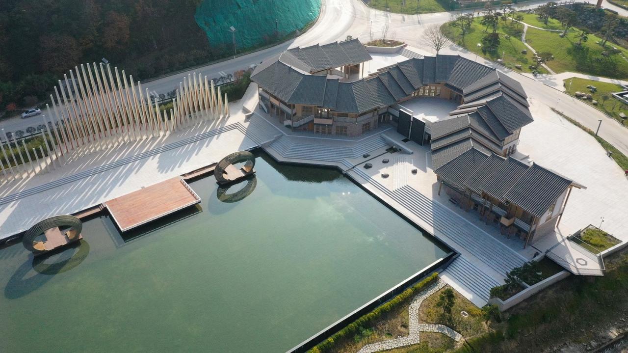 BIM建筑|龙形建筑：康县全域旅游游客集散中心 / 共生建筑Farmerson Architects