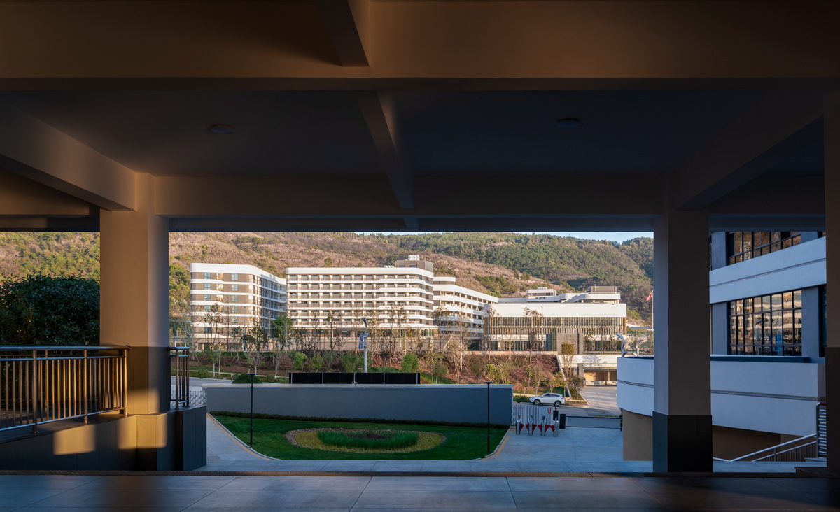 BIM建筑|在山边眺望云朵:云南省玉溪弘玉中学设计记 / 思序产教融合研究中心