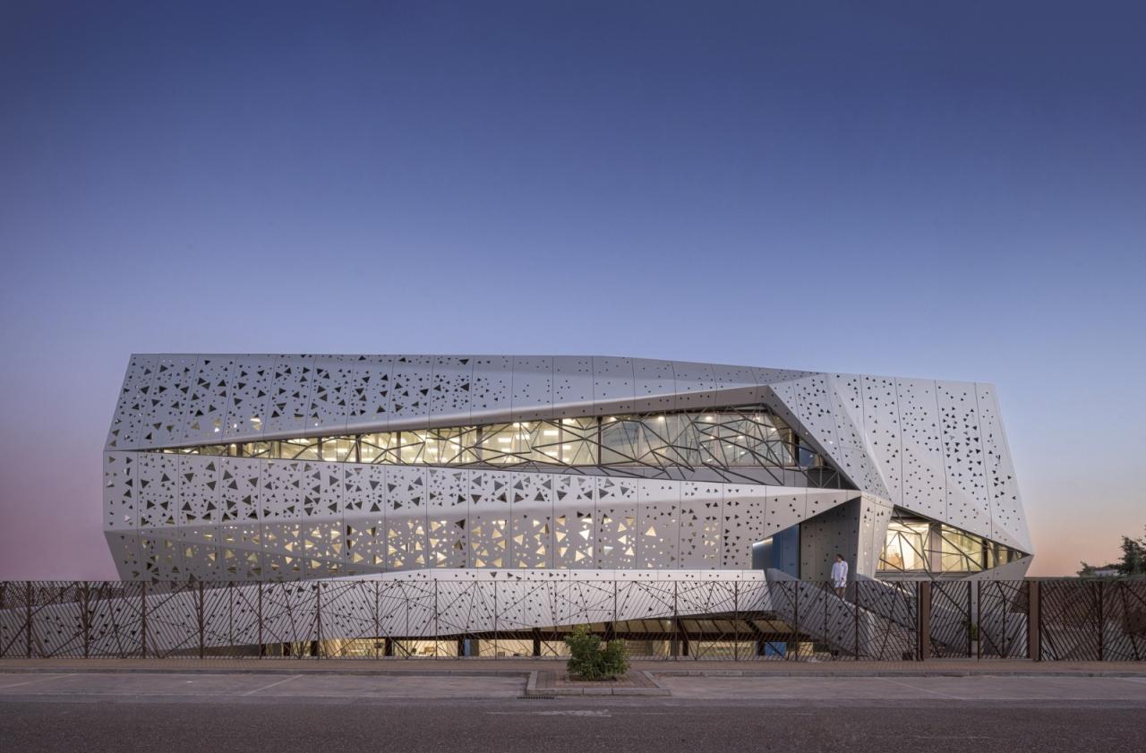 BIM建筑|微生物化学实验室 / PENELAS ARCHITECTS