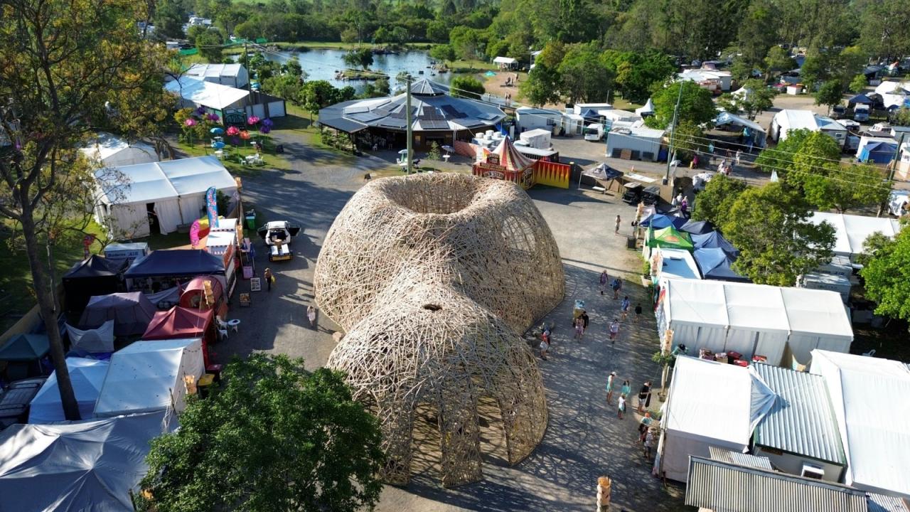 BIM建筑|‘蛹’入口展馆 / Cave Urban