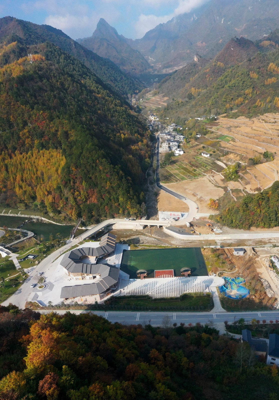 BIM建筑|龙形建筑：康县全域旅游游客集散中心 / 共生建筑Farmerson Architects
