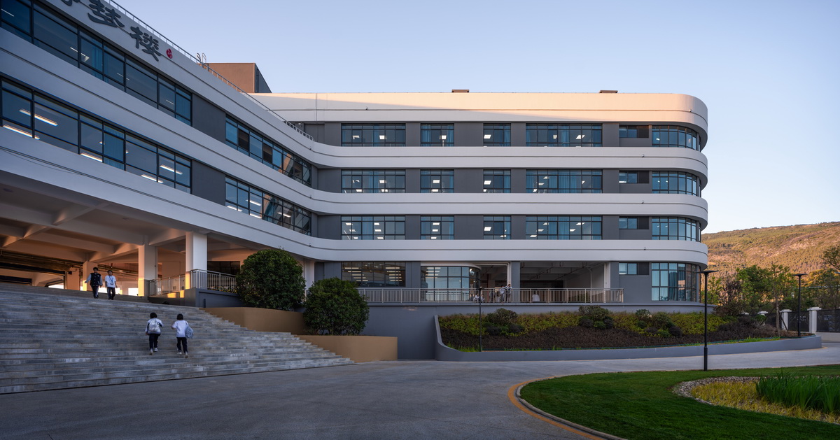 BIM建筑|在山边眺望云朵:云南省玉溪弘玉中学设计记 / 思序产教融合研究中心