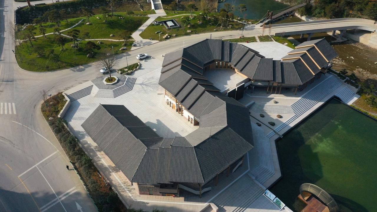 BIM建筑|龙形建筑：康县全域旅游游客集散中心 / 共生建筑Farmerson Architects