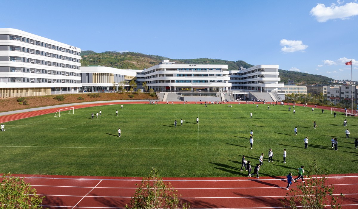 BIM建筑|在山边眺望云朵:云南省玉溪弘玉中学设计记 / 思序产教融合研究中心