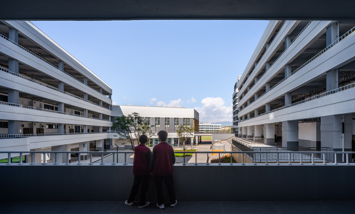 BIM建筑|在山边眺望云朵:云南省玉溪弘玉中学设计记 / 思序产教融合研究中心