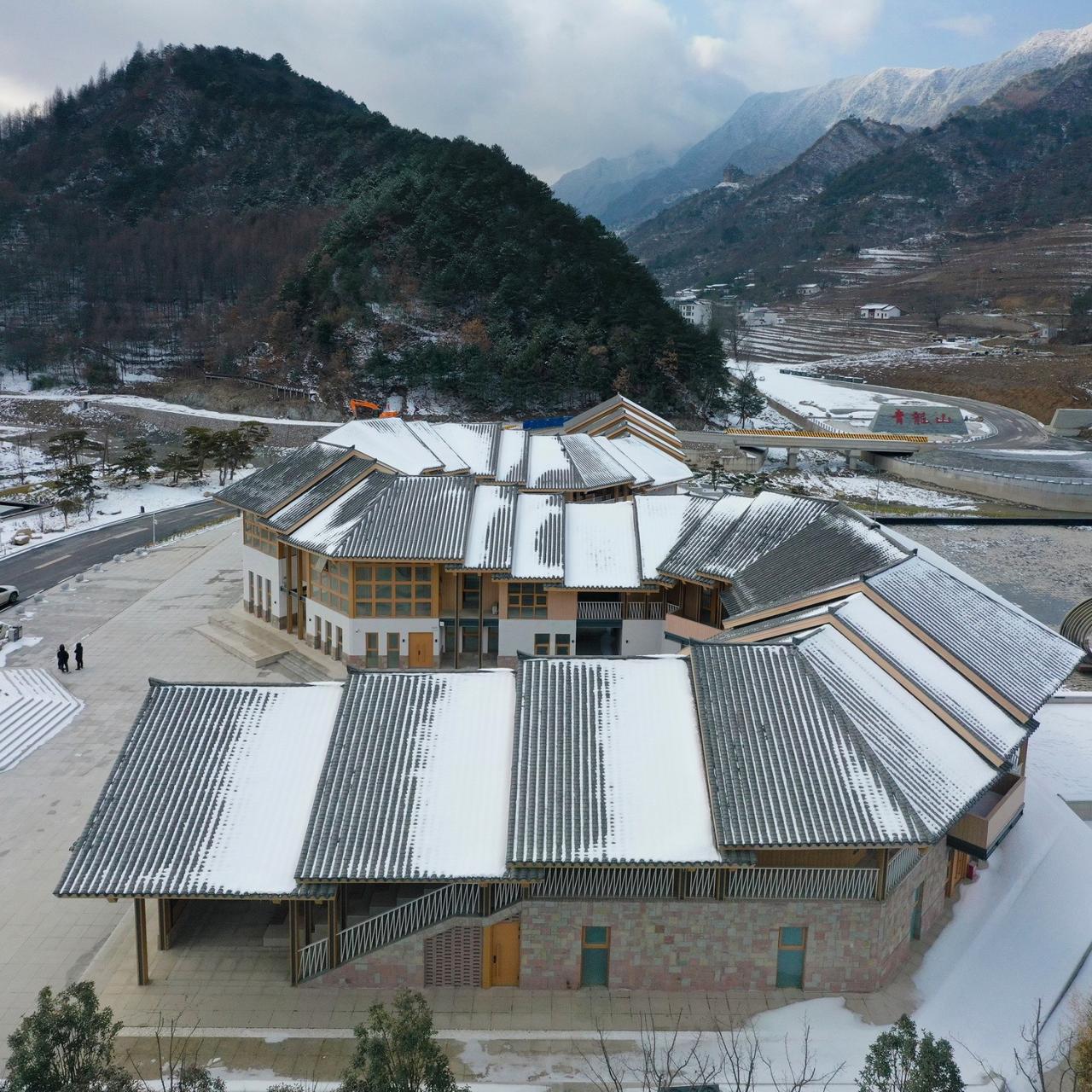 BIM建筑|龙形建筑：康县全域旅游游客集散中心 / 共生建筑Farmerson Architects
