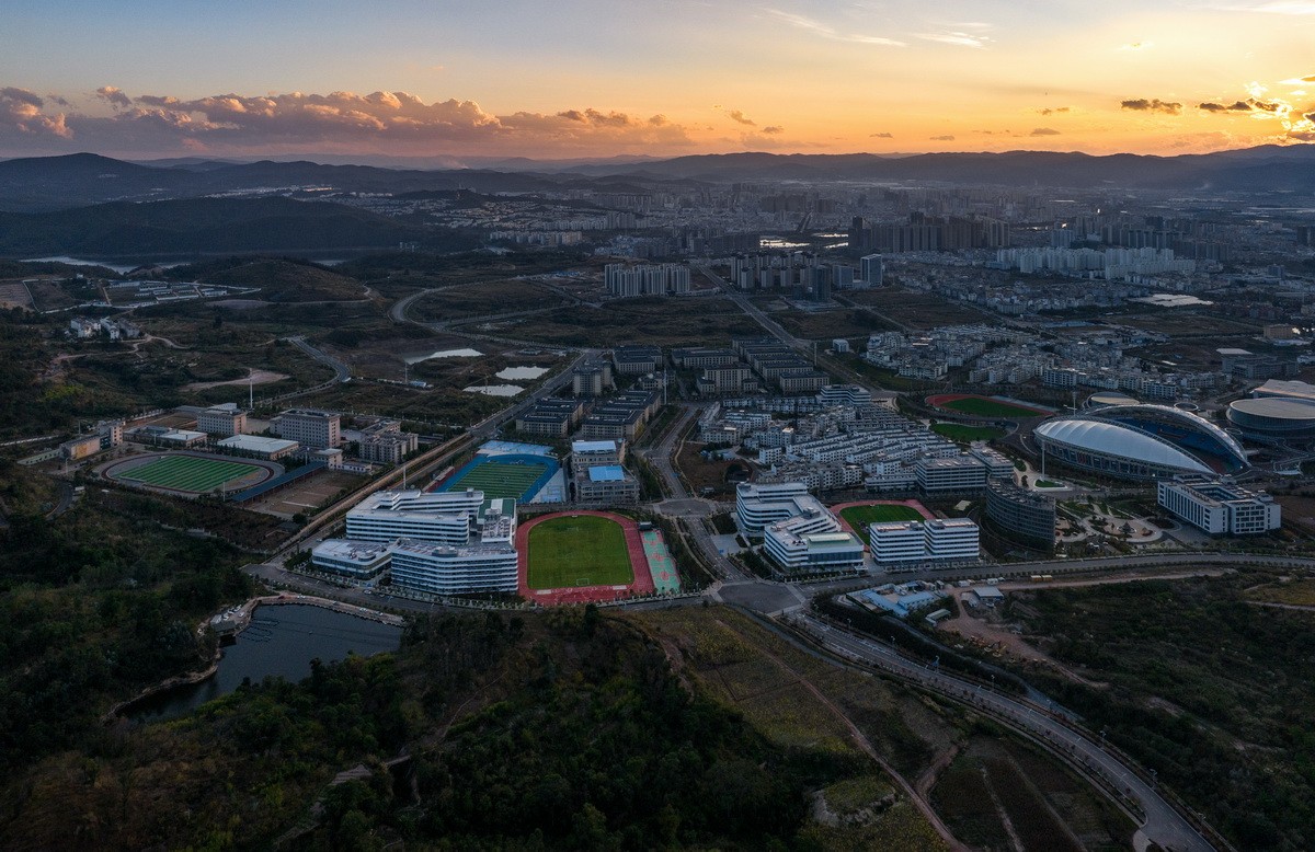 BIM建筑|在山边眺望云朵:云南省玉溪弘玉中学设计记 / 思序产教融合研究中心