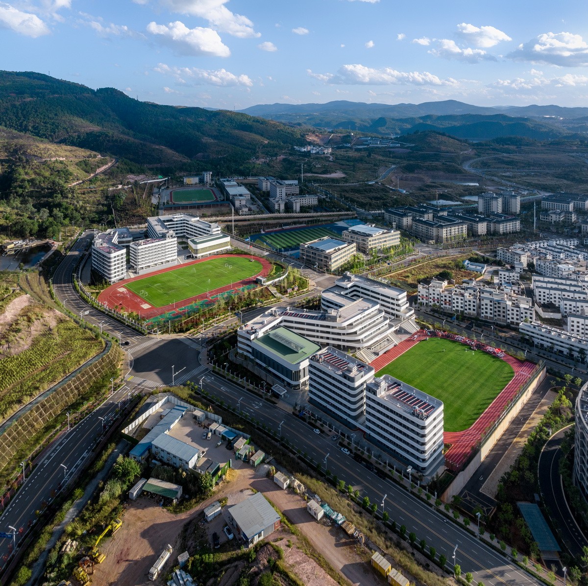 BIM建筑|在山边眺望云朵:云南省玉溪弘玉中学设计记 / 思序产教融合研究中心