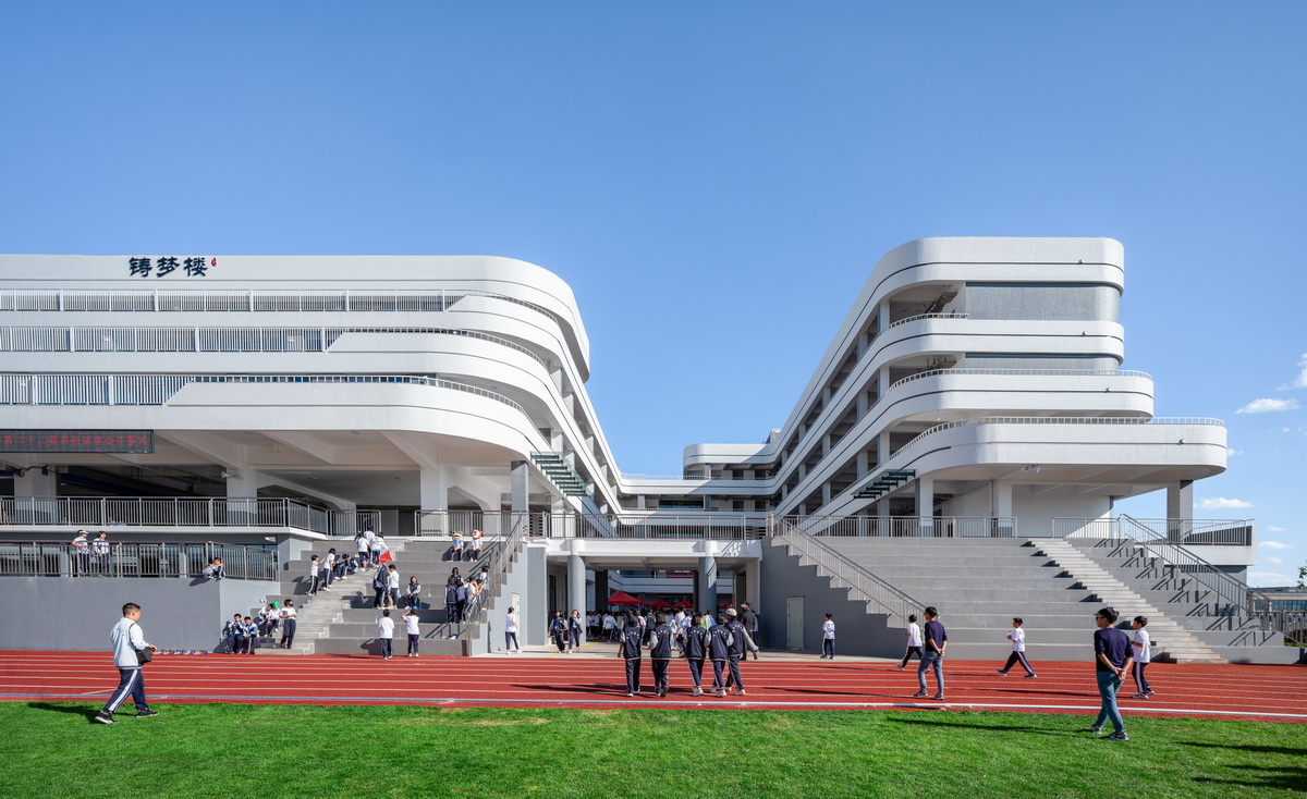 BIM建筑|在山边眺望云朵:云南省玉溪弘玉中学设计记 / 思序产教融合研究中心