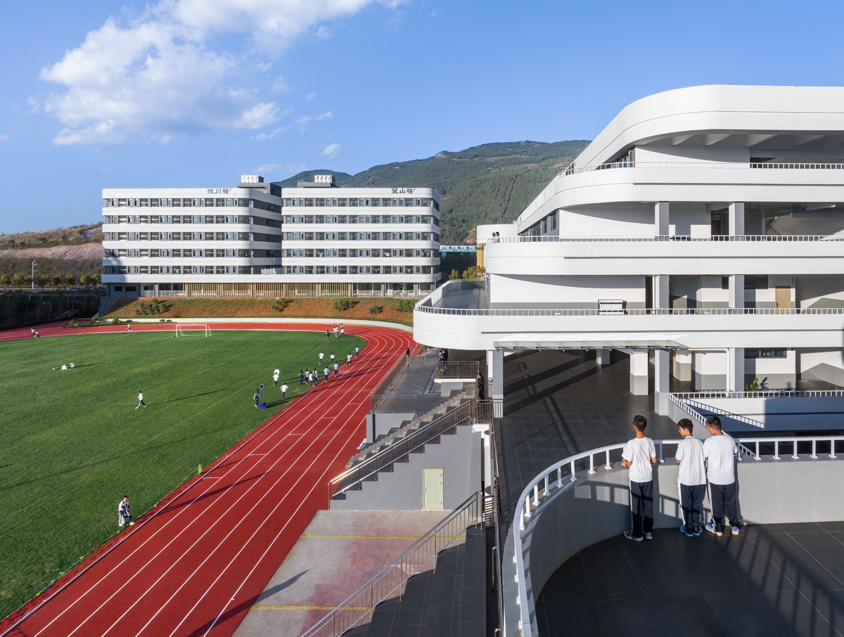 BIM建筑|在山边眺望云朵:云南省玉溪弘玉中学设计记 / 思序产教融合研究中心