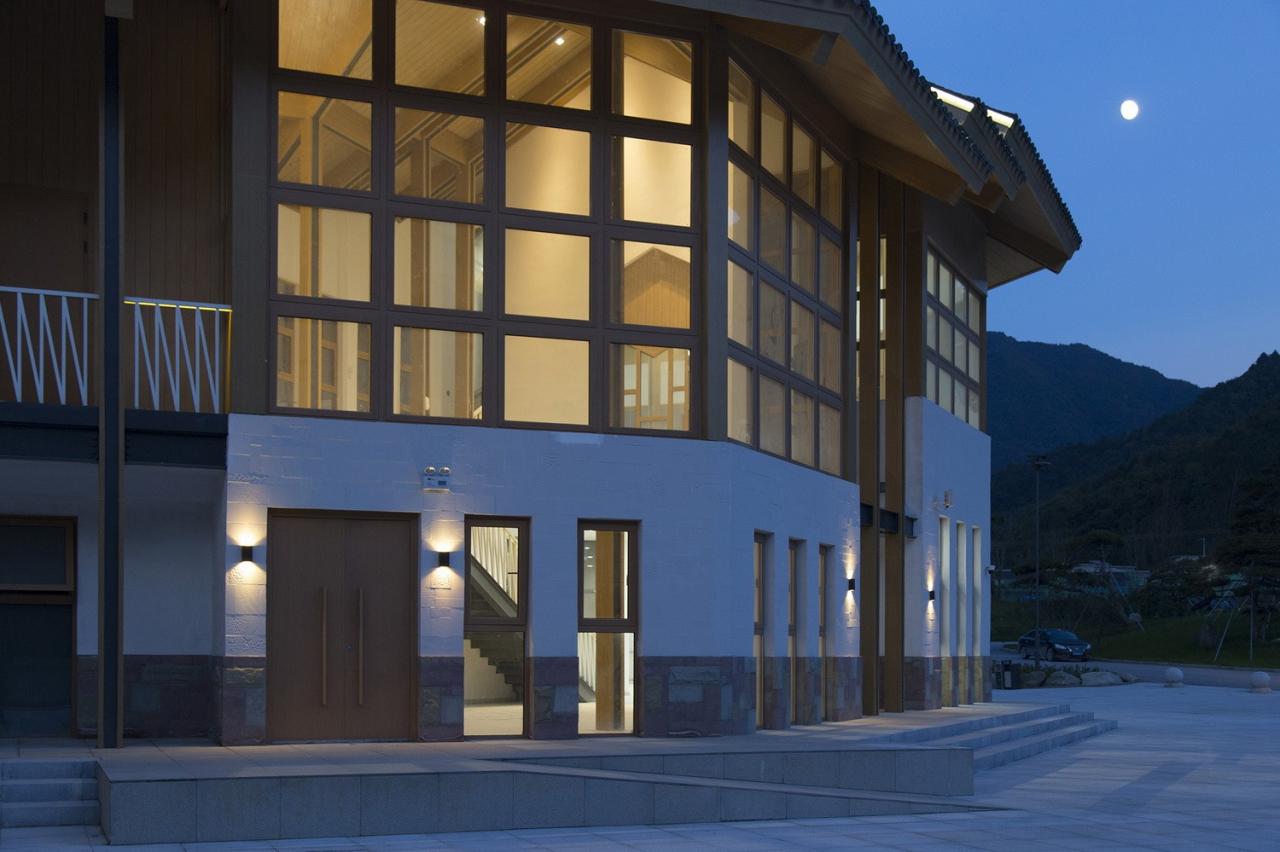 BIM建筑|龙形建筑：康县全域旅游游客集散中心 / 共生建筑Farmerson Architects