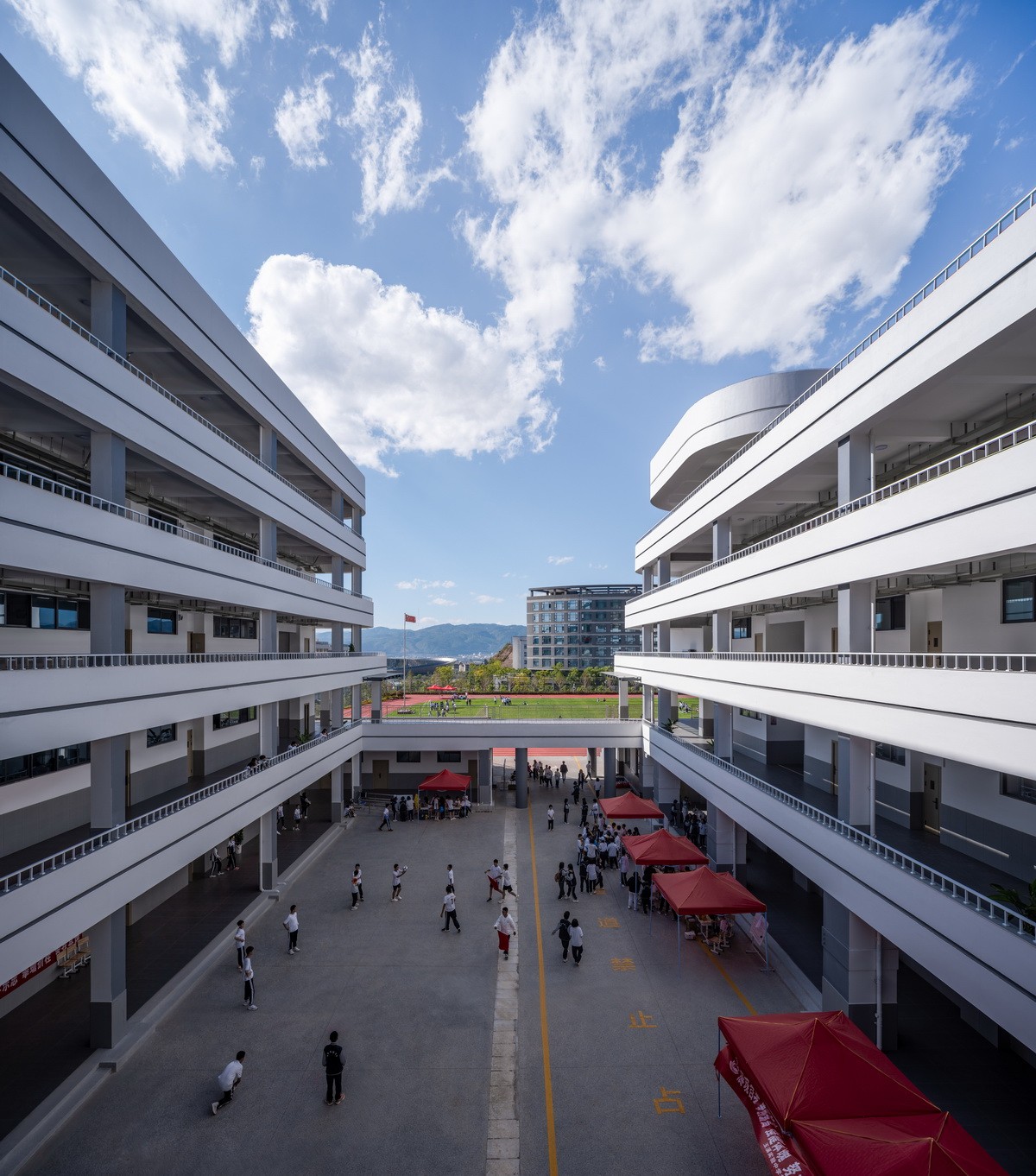 BIM建筑|在山边眺望云朵:云南省玉溪弘玉中学设计记 / 思序产教融合研究中心