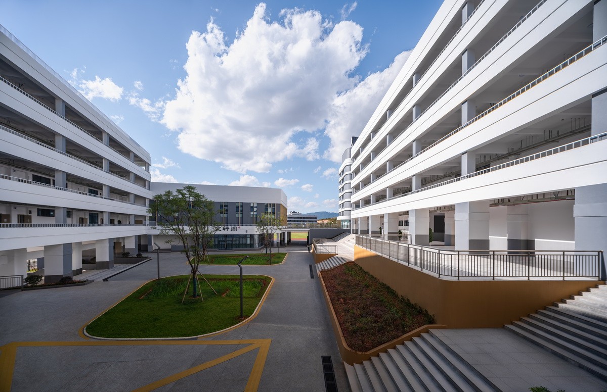 BIM建筑|在山边眺望云朵:云南省玉溪弘玉中学设计记 / 思序产教融合研究中心