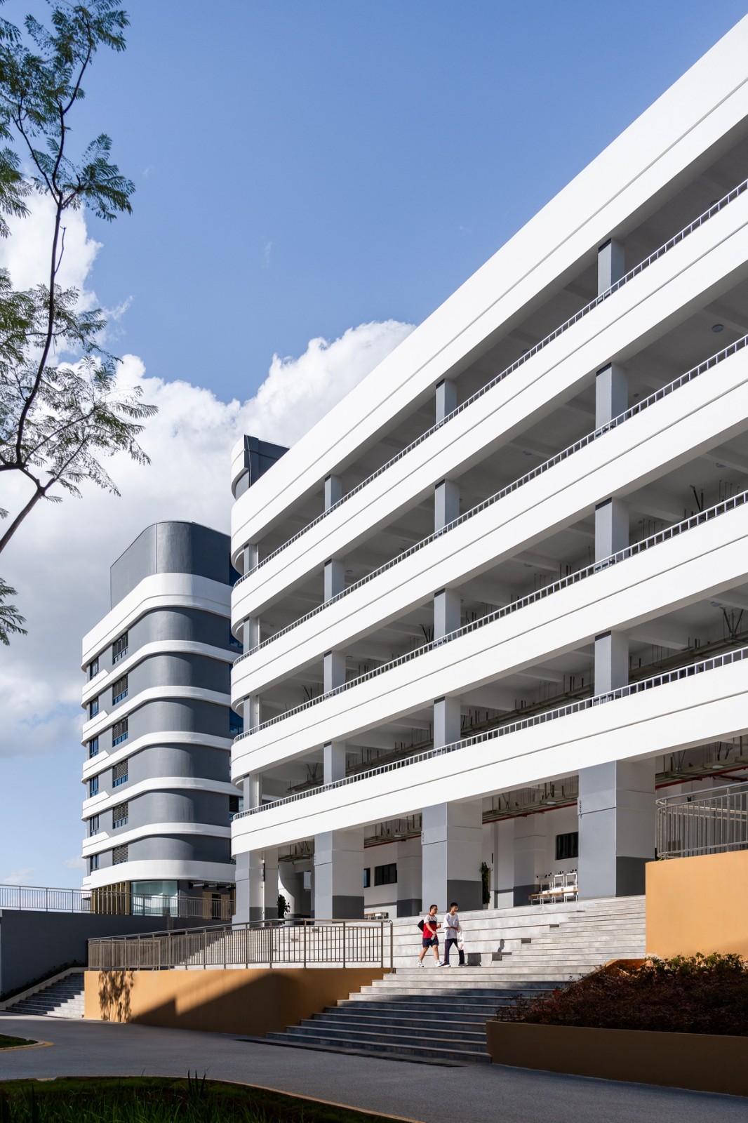 BIM建筑|在山边眺望云朵:云南省玉溪弘玉中学设计记 / 思序产教融合研究中心