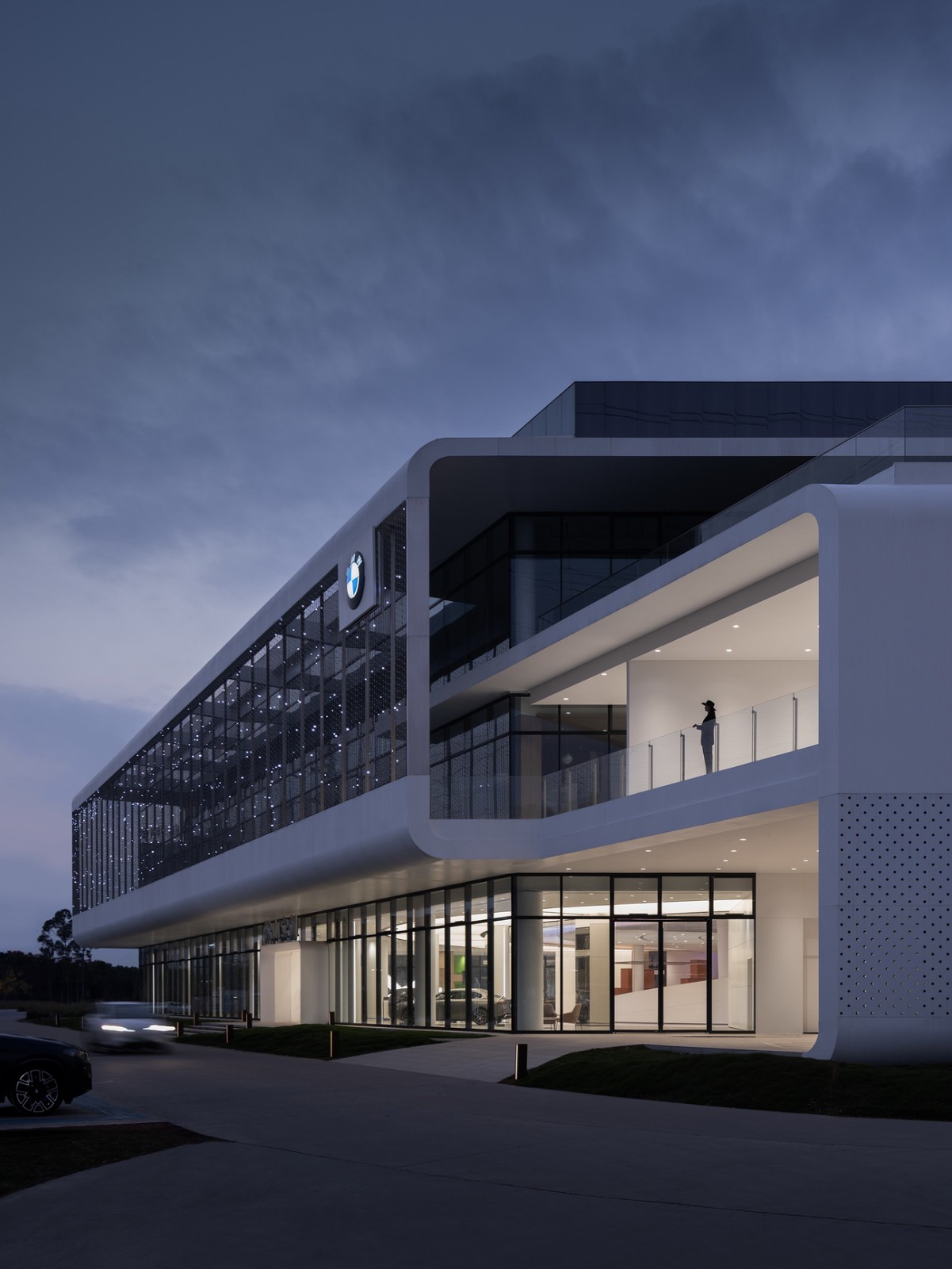 BIM建筑|充分考虑在地化和适应性，打造BMW宝马“绿星灯塔” / ARCHIHOPE