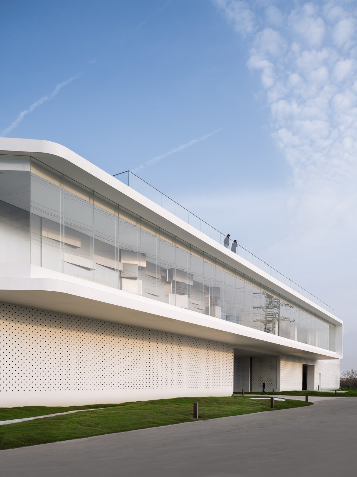 BIM建筑|充分考虑在地化和适应性，打造BMW宝马“绿星灯塔” / ARCHIHOPE