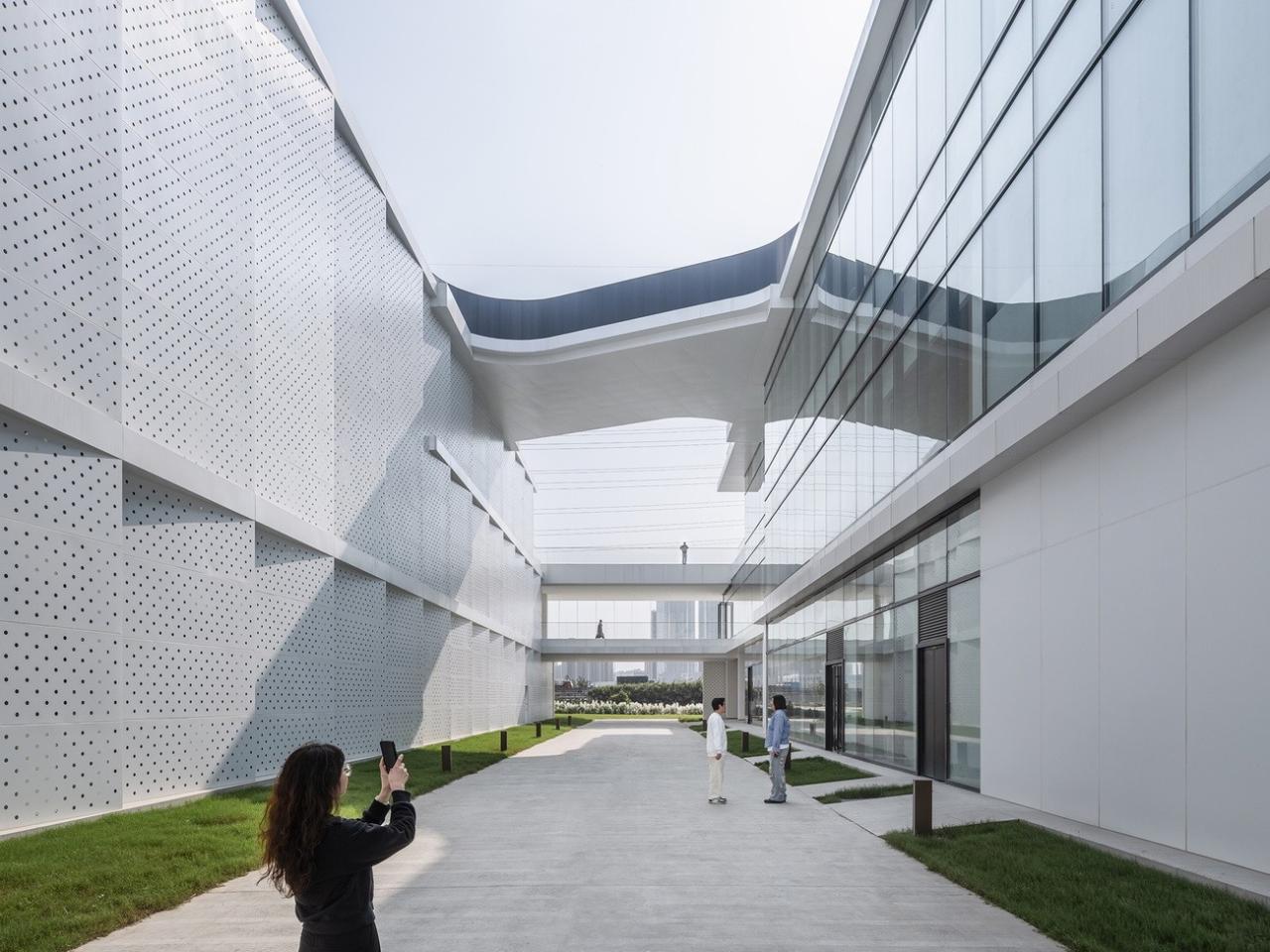 BIM建筑|充分考虑在地化和适应性，打造BMW宝马“绿星灯塔” / ARCHIHOPE