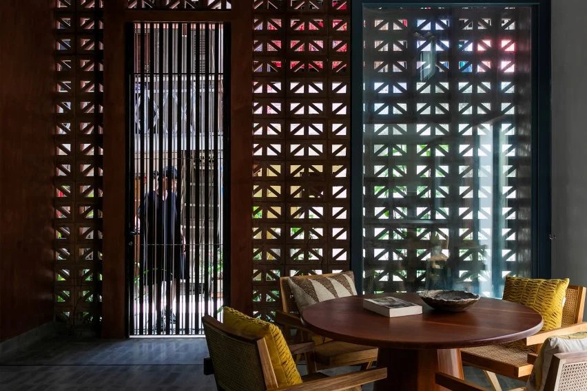 BIM建筑|布卢姆工作室使用手工水泥块装饰柬埔寨房屋