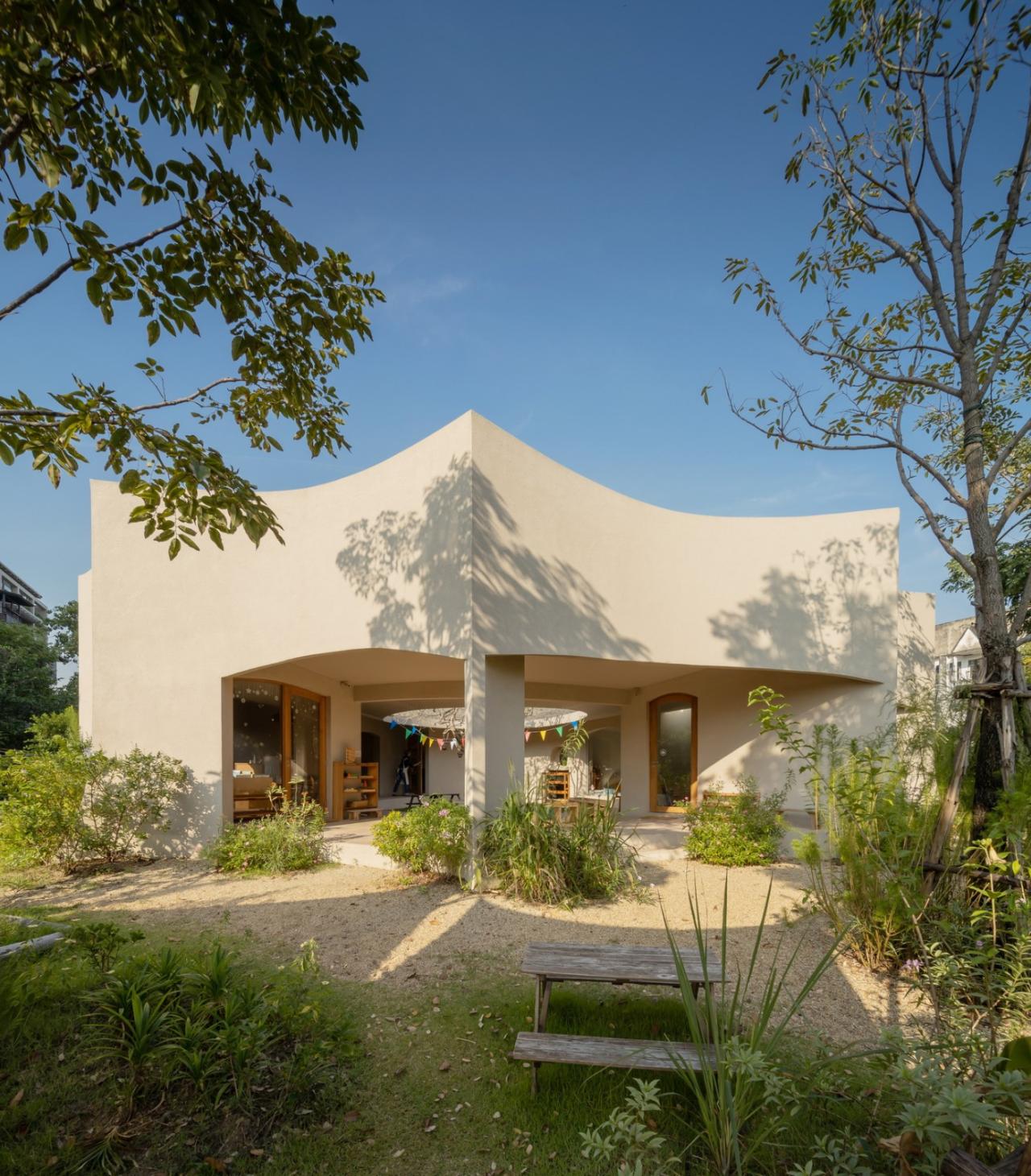 BIM建筑|小火炉&小树桩咖啡店和游乐场 / NITAPROW