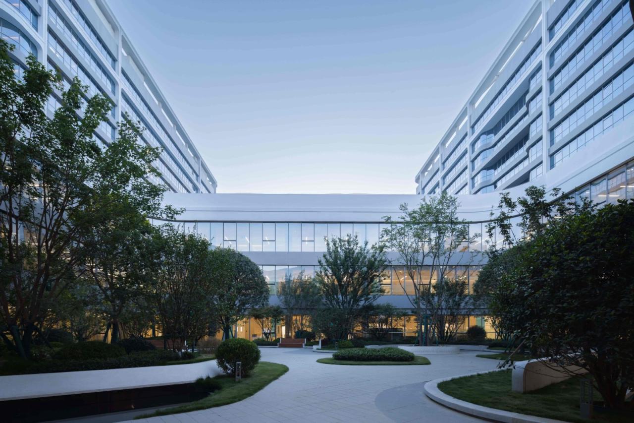 BIM建筑|去医院化：一座温暖的白色城堡-安康市高新医院 / UUA建筑师事务所