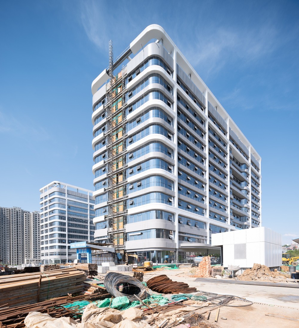 BIM建筑|去医院化：一座温暖的白色城堡-安康市高新医院 / UUA建筑师事务所
