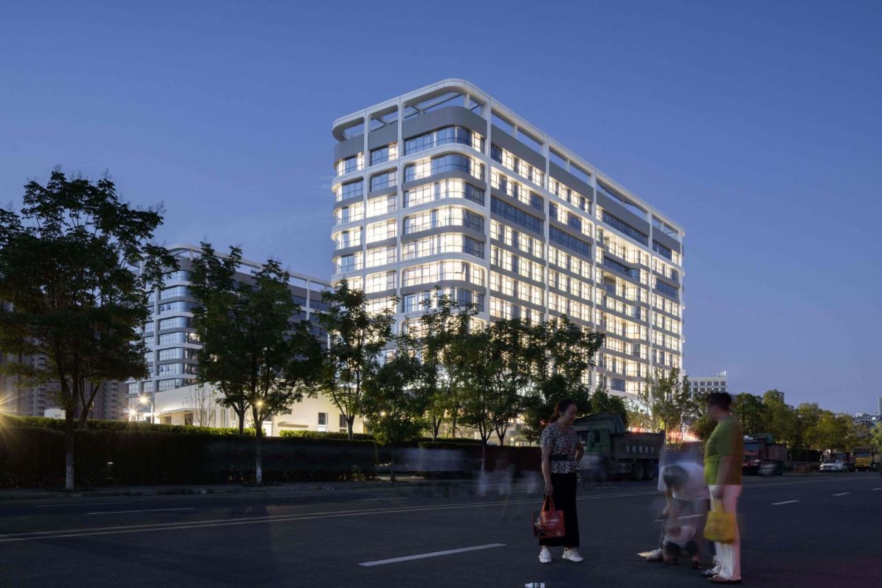 BIM建筑|去医院化：一座温暖的白色城堡-安康市高新医院 / UUA建筑师事务所