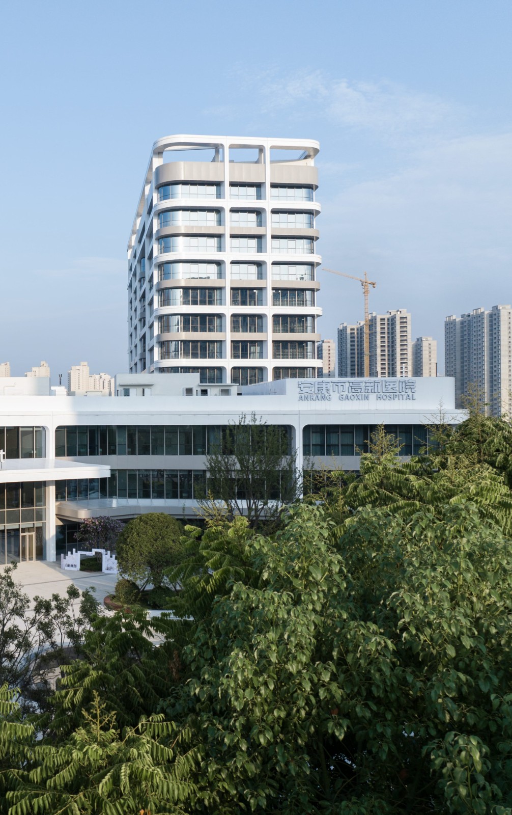 BIM建筑|去医院化：一座温暖的白色城堡-安康市高新医院 / UUA建筑师事务所