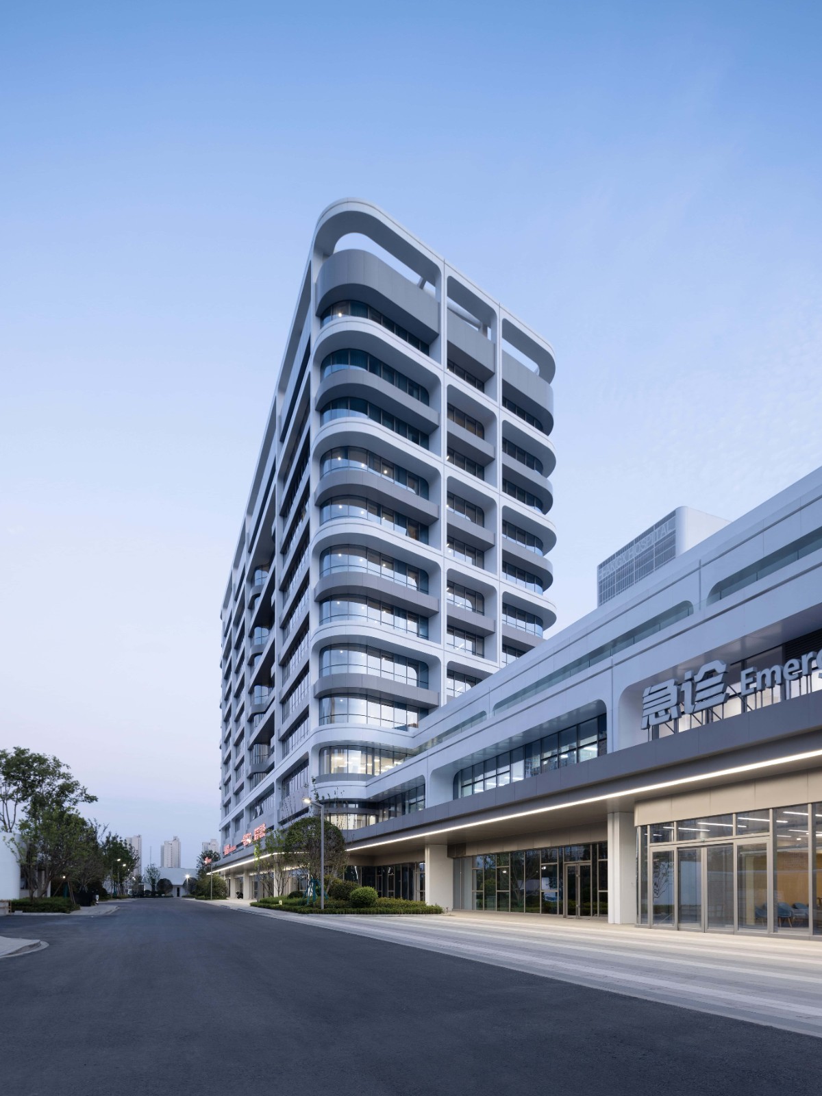 BIM建筑|去医院化：一座温暖的白色城堡-安康市高新医院 / UUA建筑师事务所