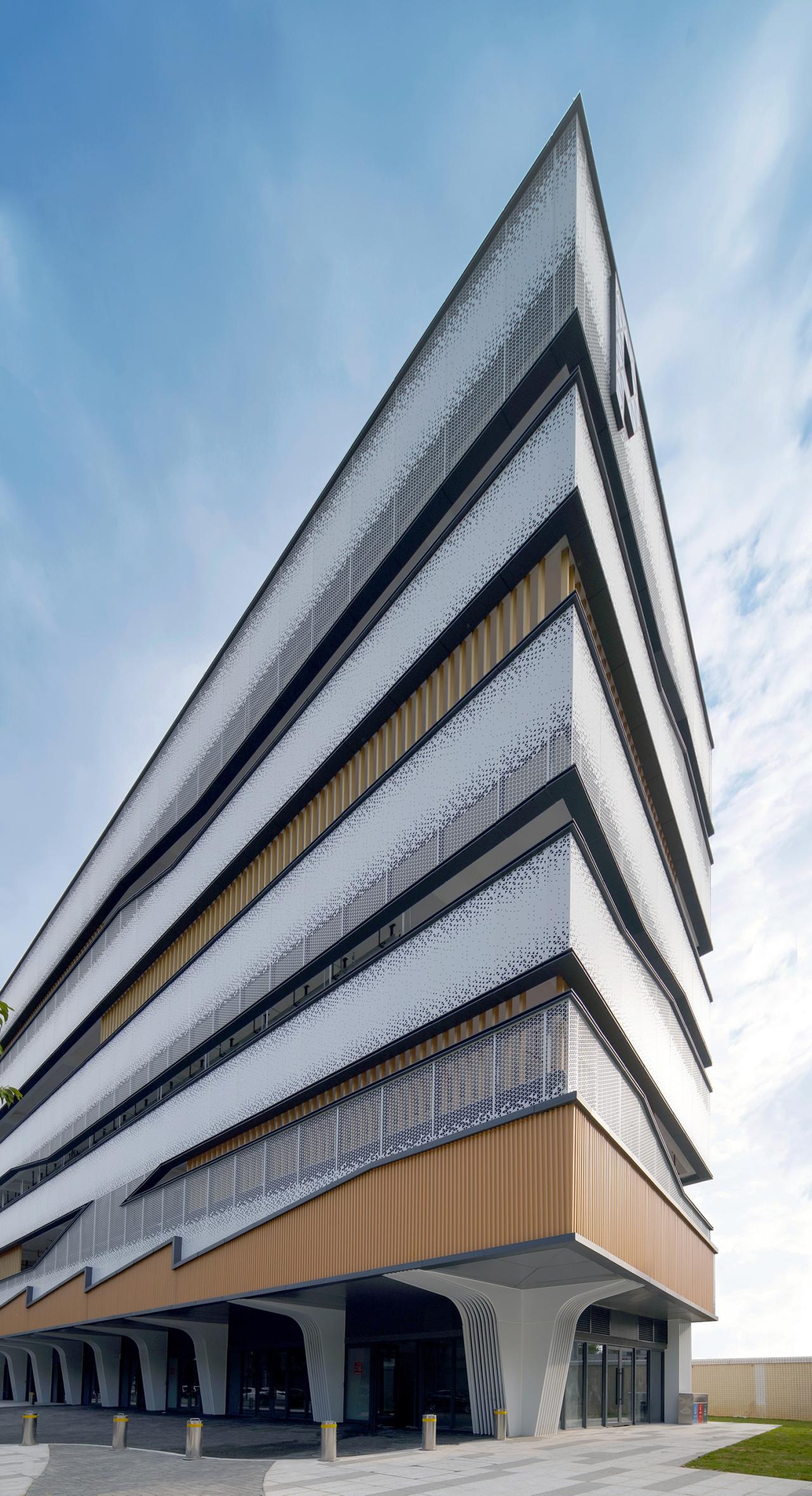 BIM建筑|洪梅镇中心区停车楼：小镇“边角地”的重生 / 森磊国际