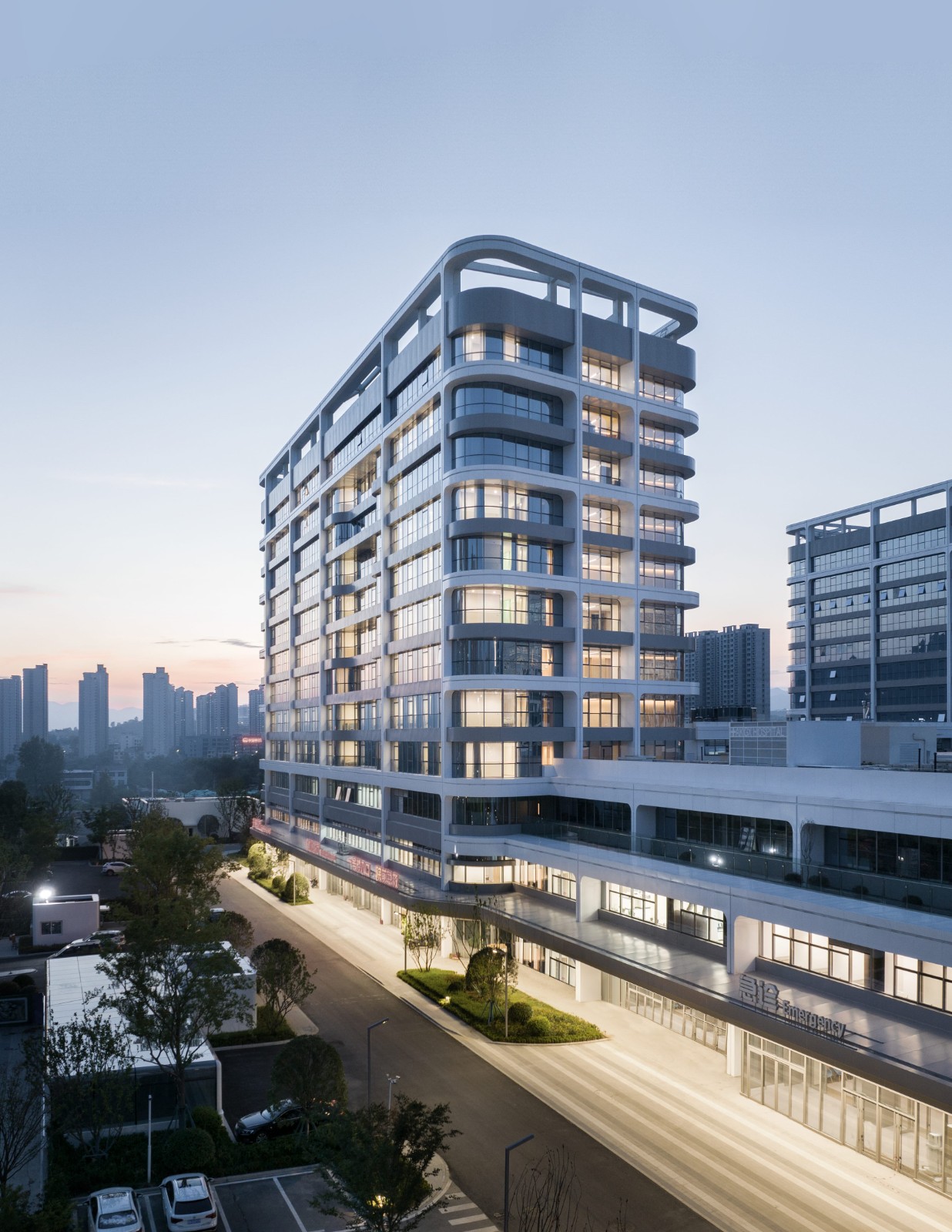 BIM建筑|去医院化：一座温暖的白色城堡-安康市高新医院 / UUA建筑师事务所