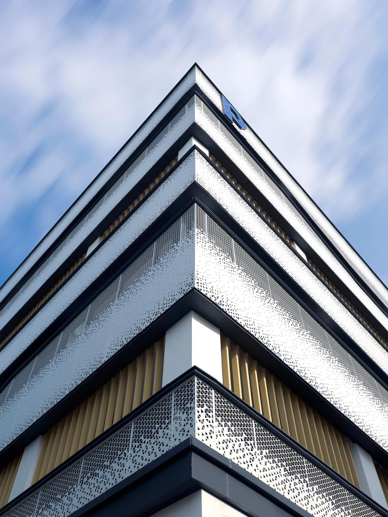 BIM建筑|洪梅镇中心区停车楼：小镇“边角地”的重生 / 森磊国际