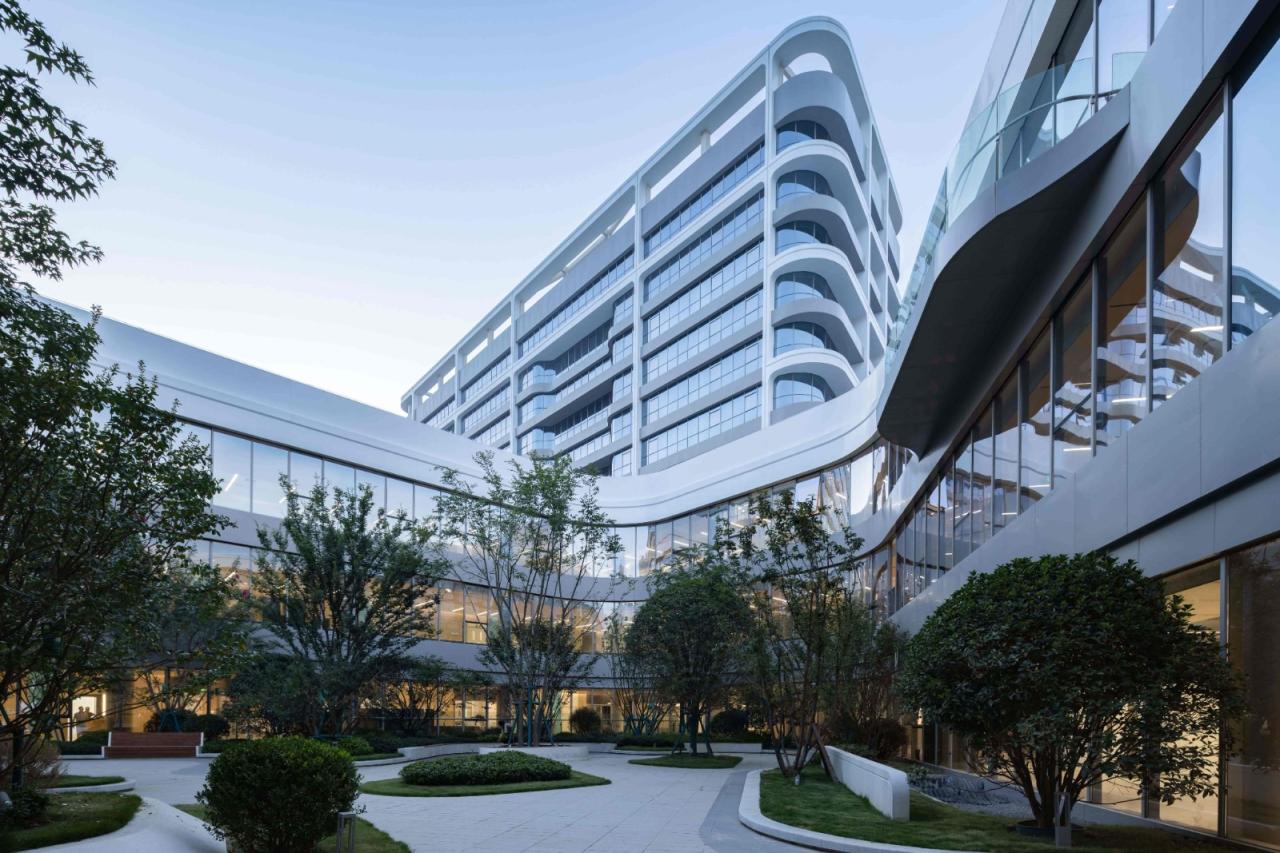 BIM建筑|去医院化：一座温暖的白色城堡-安康市高新医院 / UUA建筑师事务所