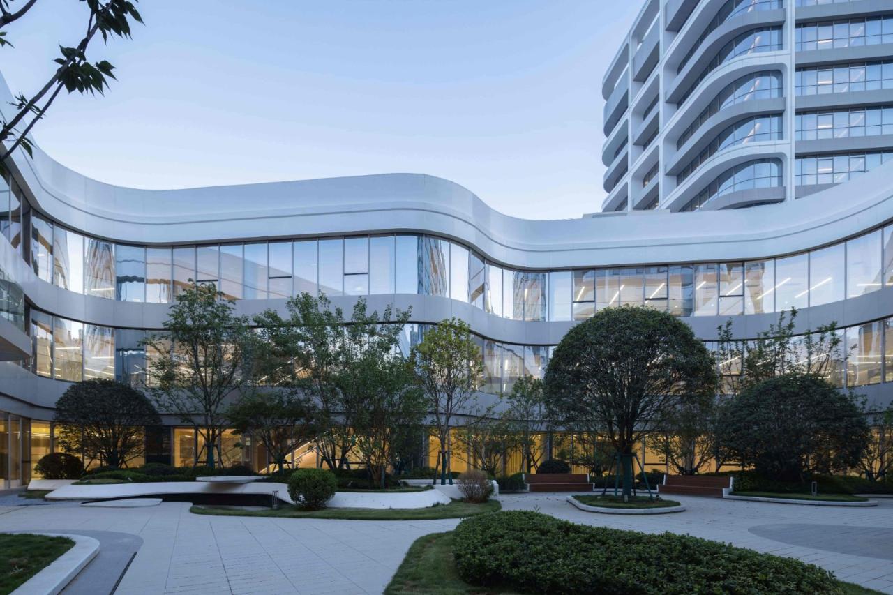 BIM建筑|去医院化：一座温暖的白色城堡-安康市高新医院 / UUA建筑师事务所