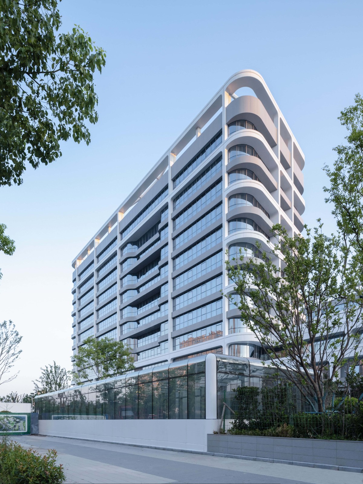 BIM建筑|去医院化：一座温暖的白色城堡-安康市高新医院 / UUA建筑师事务所