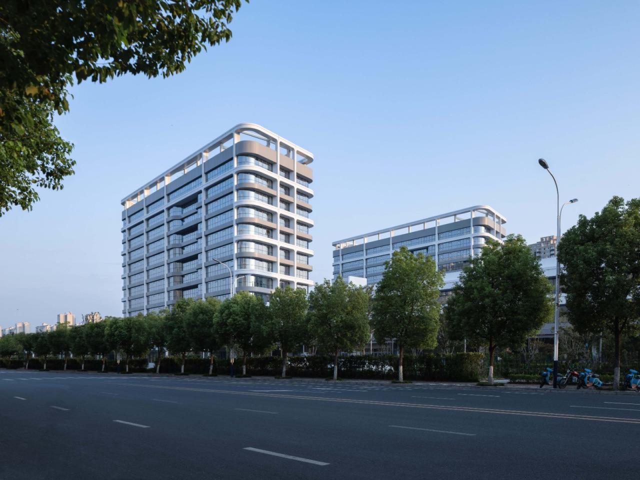 BIM建筑|去医院化：一座温暖的白色城堡-安康市高新医院 / UUA建筑师事务所