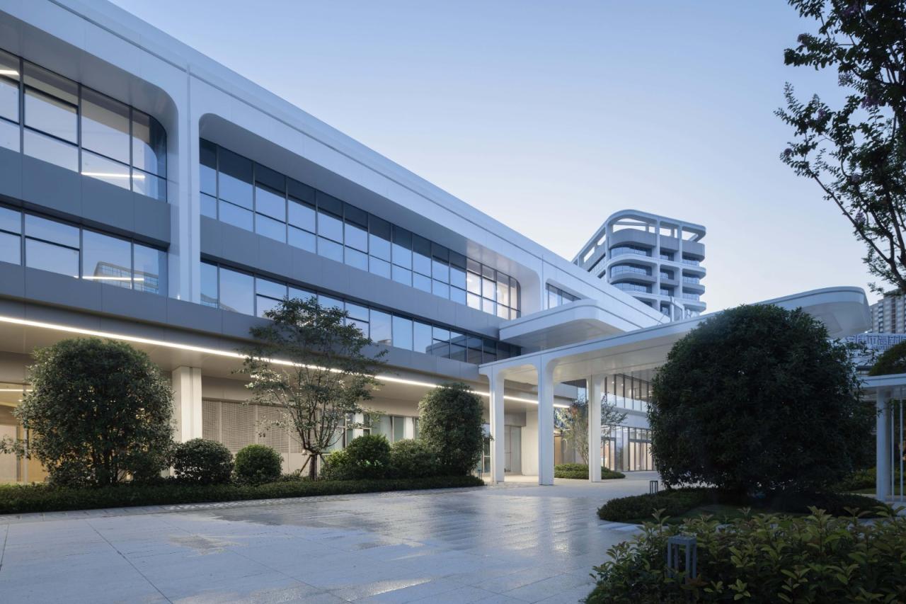 BIM建筑|去医院化：一座温暖的白色城堡-安康市高新医院 / UUA建筑师事务所
