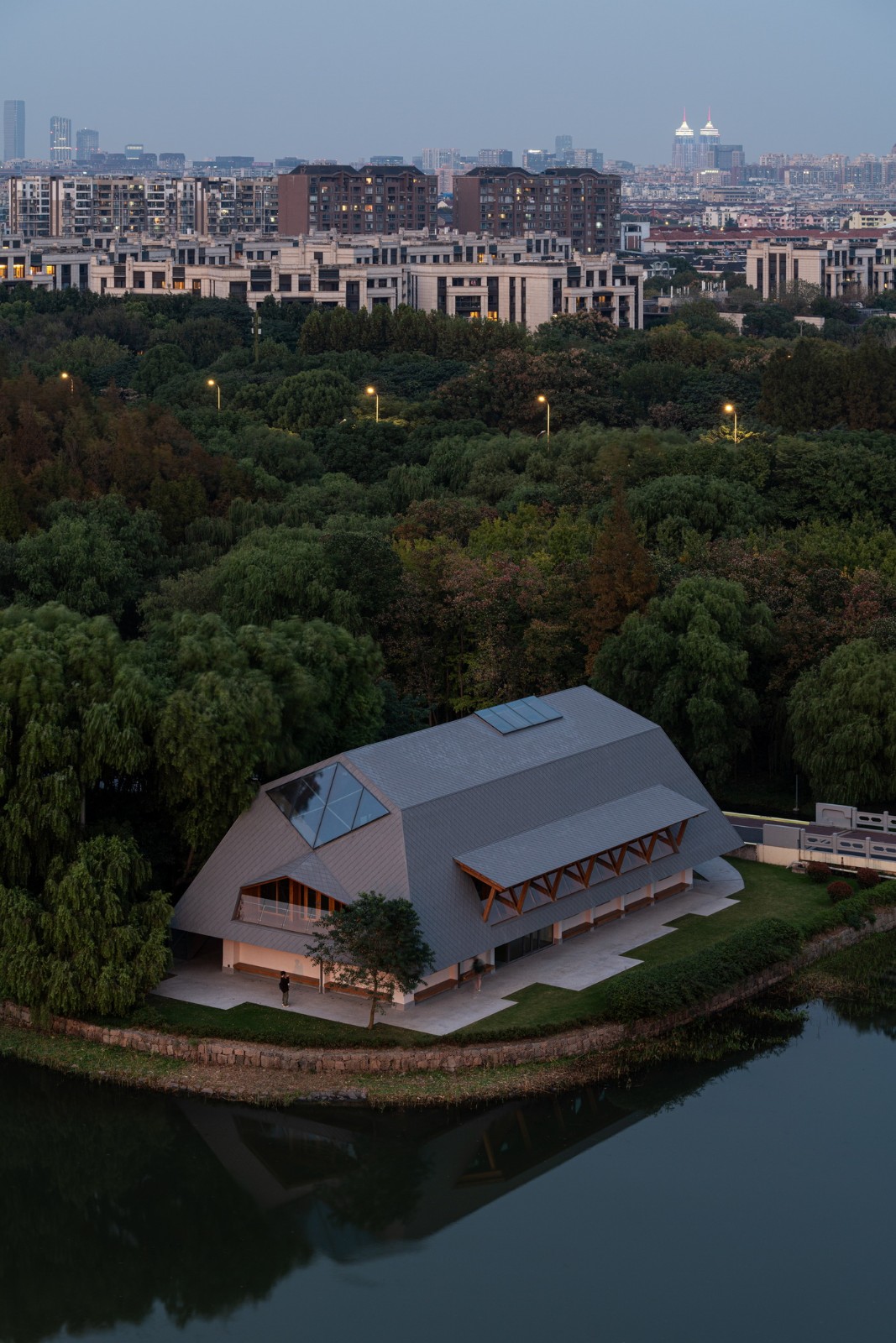 BIM建筑|上海长宁环城生态公园带市民服务驿站 / 致正建筑工作室 + 冶是建筑