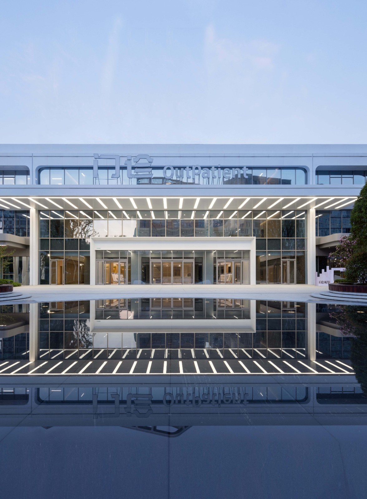 BIM建筑|去医院化：一座温暖的白色城堡-安康市高新医院 / UUA建筑师事务所