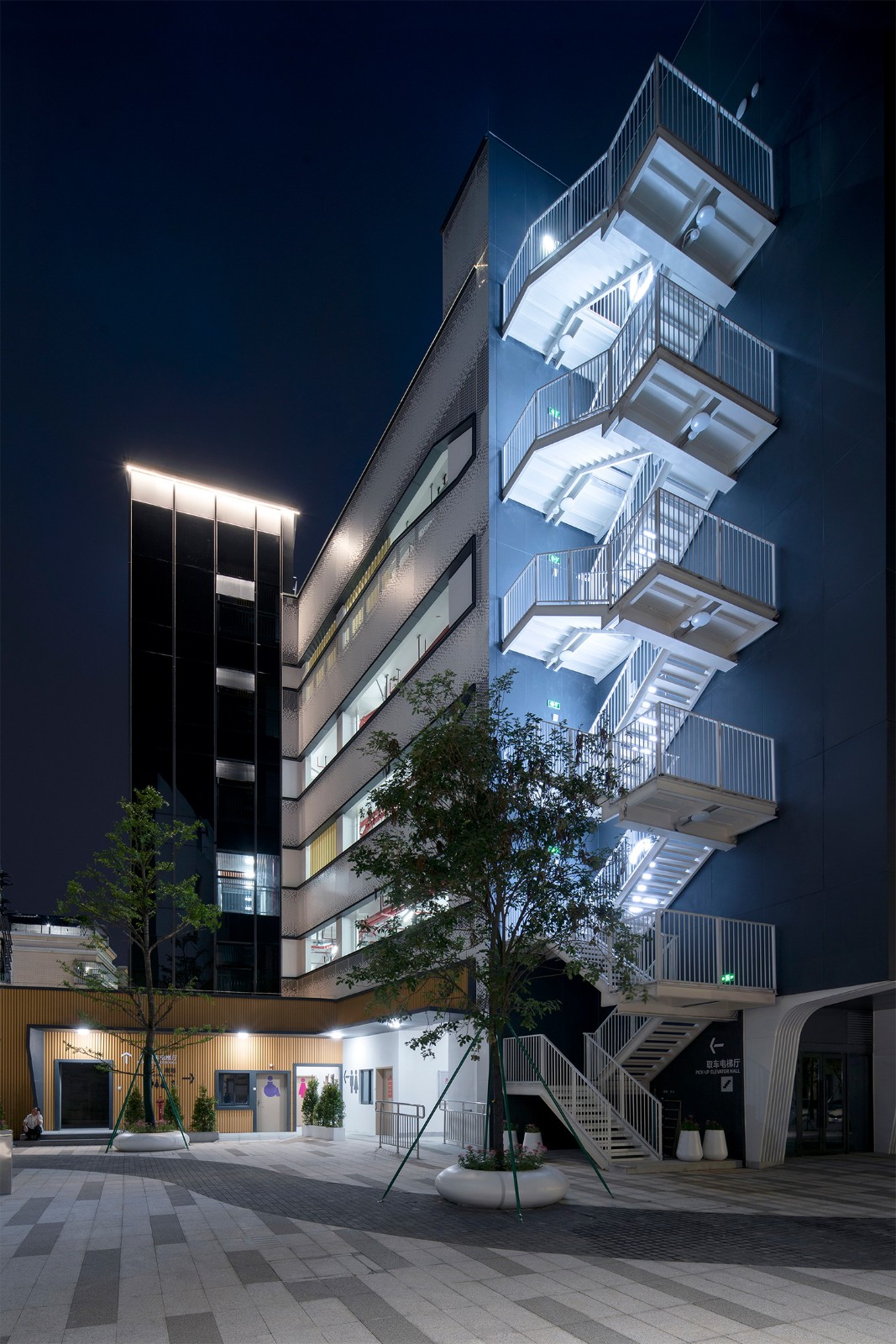 BIM建筑|洪梅镇中心区停车楼：小镇“边角地”的重生 / 森磊国际