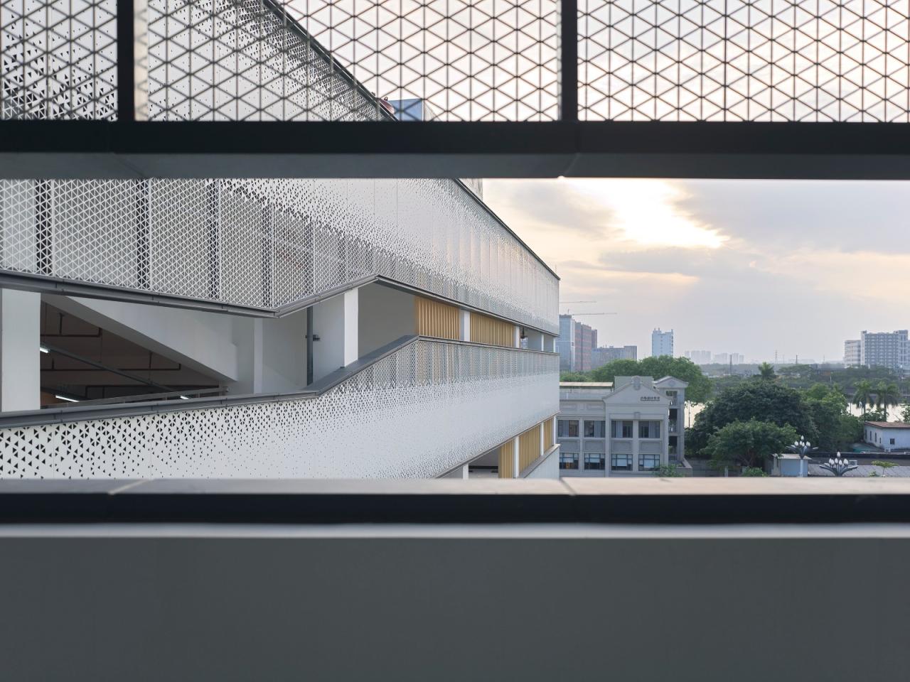 BIM建筑|洪梅镇中心区停车楼：小镇“边角地”的重生 / 森磊国际