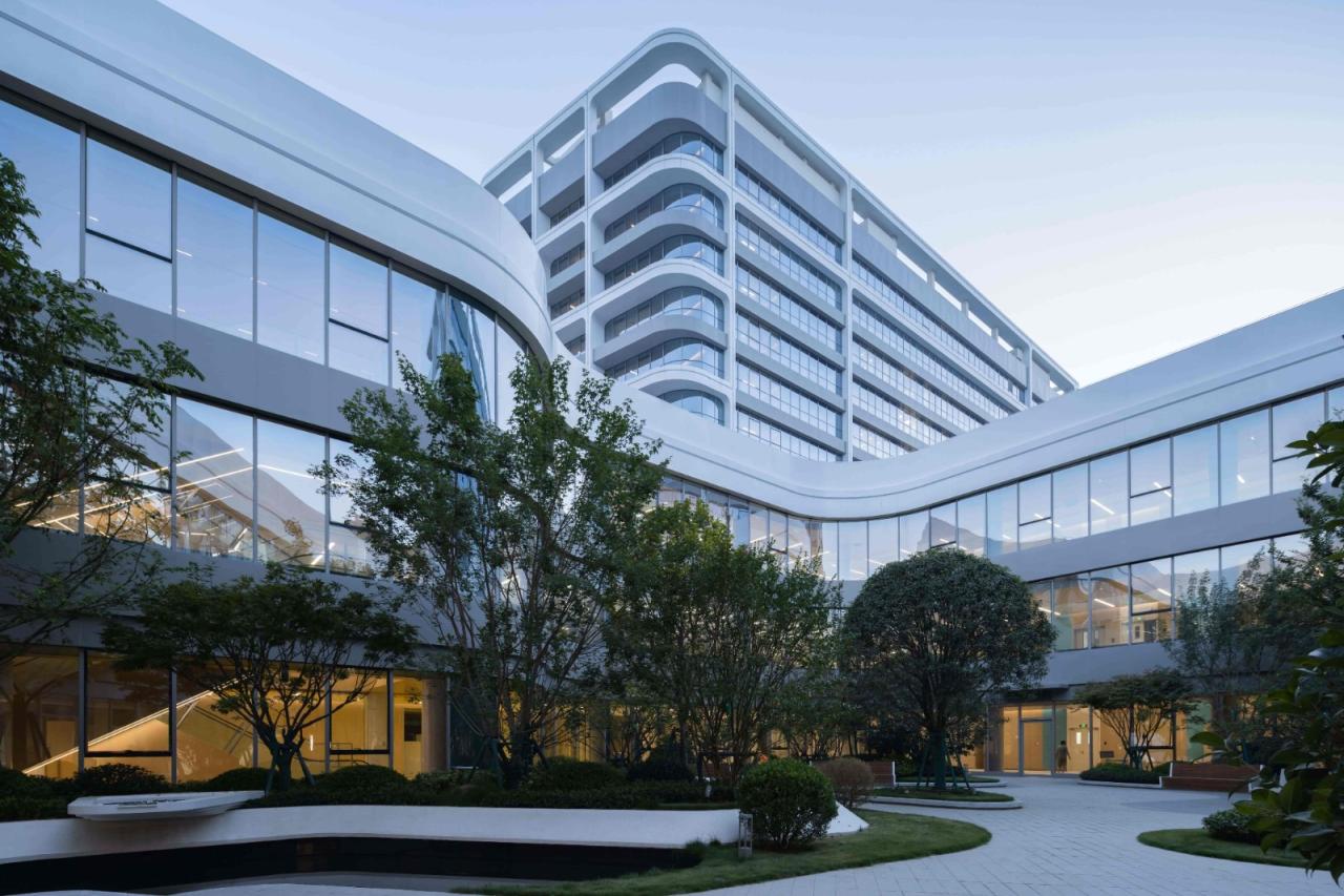 BIM建筑|去医院化：一座温暖的白色城堡-安康市高新医院 / UUA建筑师事务所