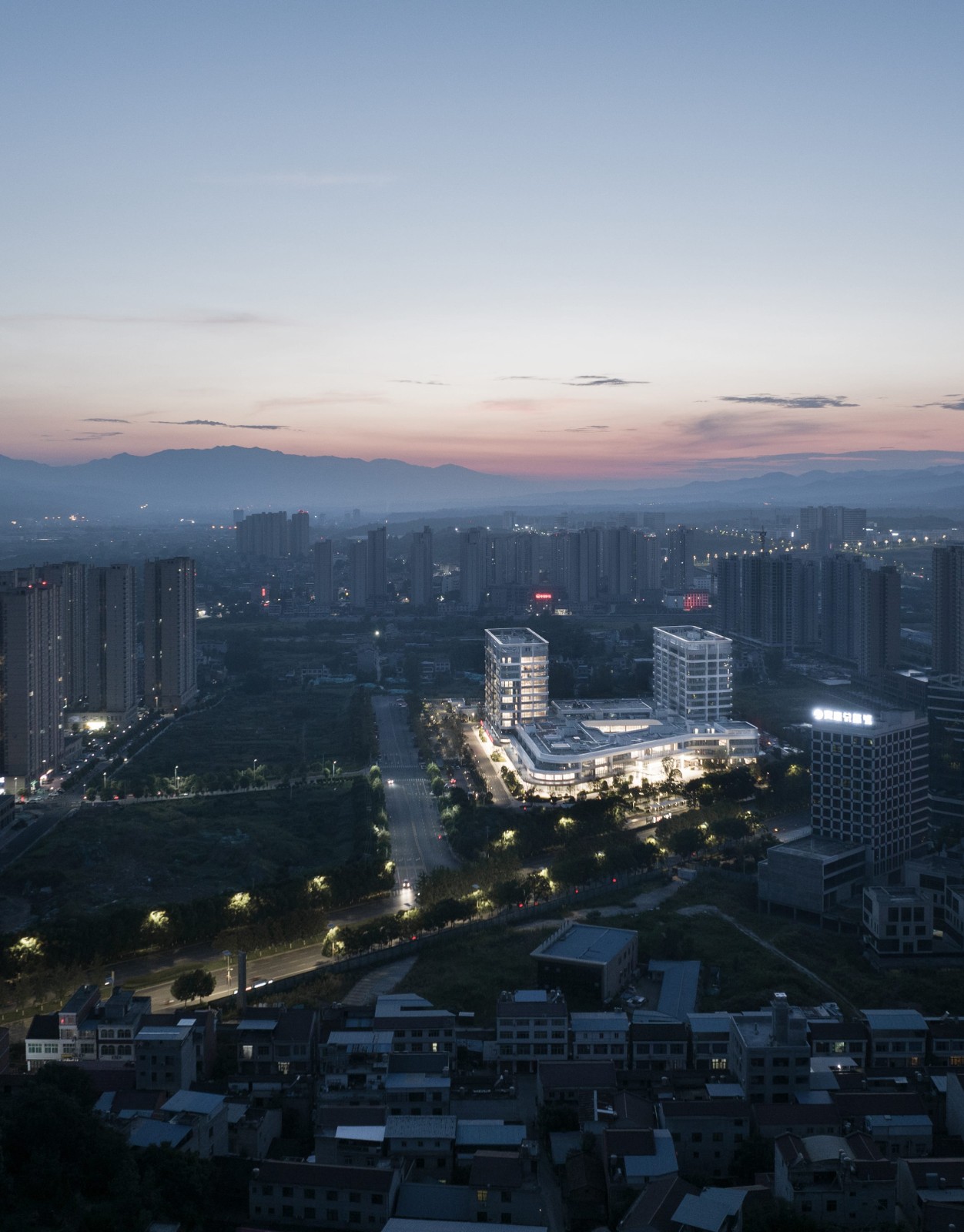 BIM建筑|去医院化：一座温暖的白色城堡-安康市高新医院 / UUA建筑师事务所