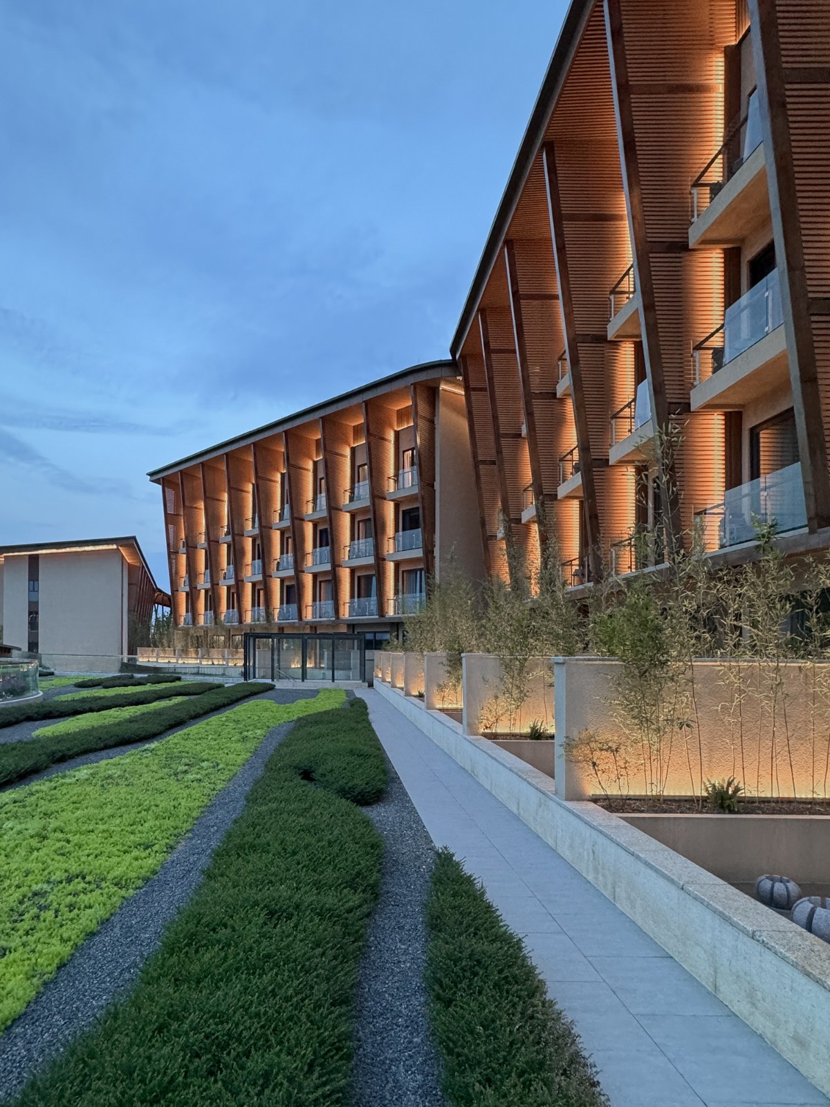 BIM建筑|“龙脊”- 地中海黑龙滩度假酒店 / AIM ARCHITECTURE