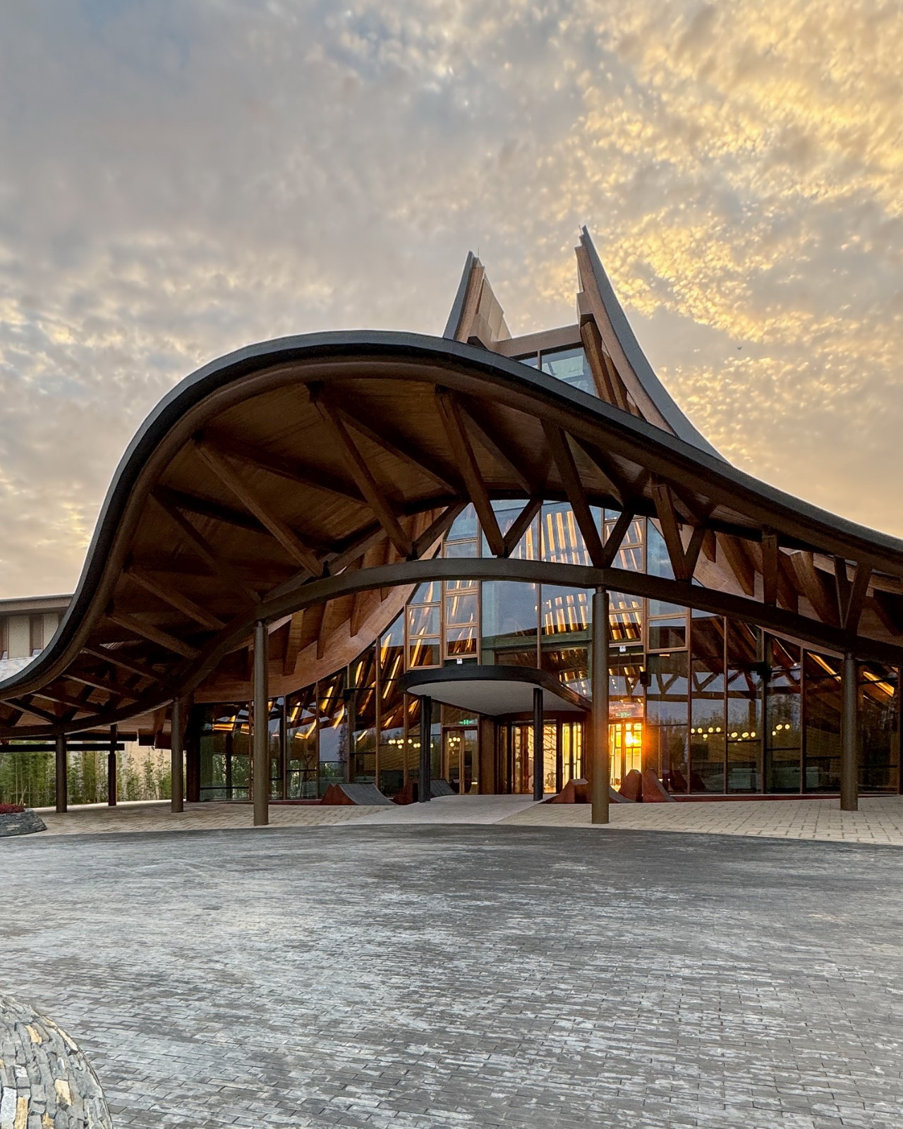 BIM建筑|“龙脊”- 地中海黑龙滩度假酒店 / AIM ARCHITECTURE