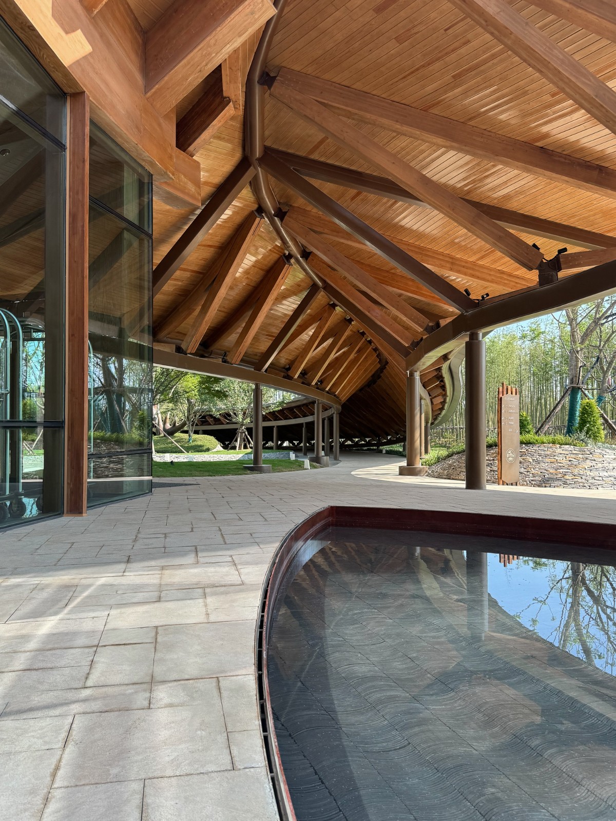 BIM建筑|“龙脊”- 地中海黑龙滩度假酒店 / AIM ARCHITECTURE