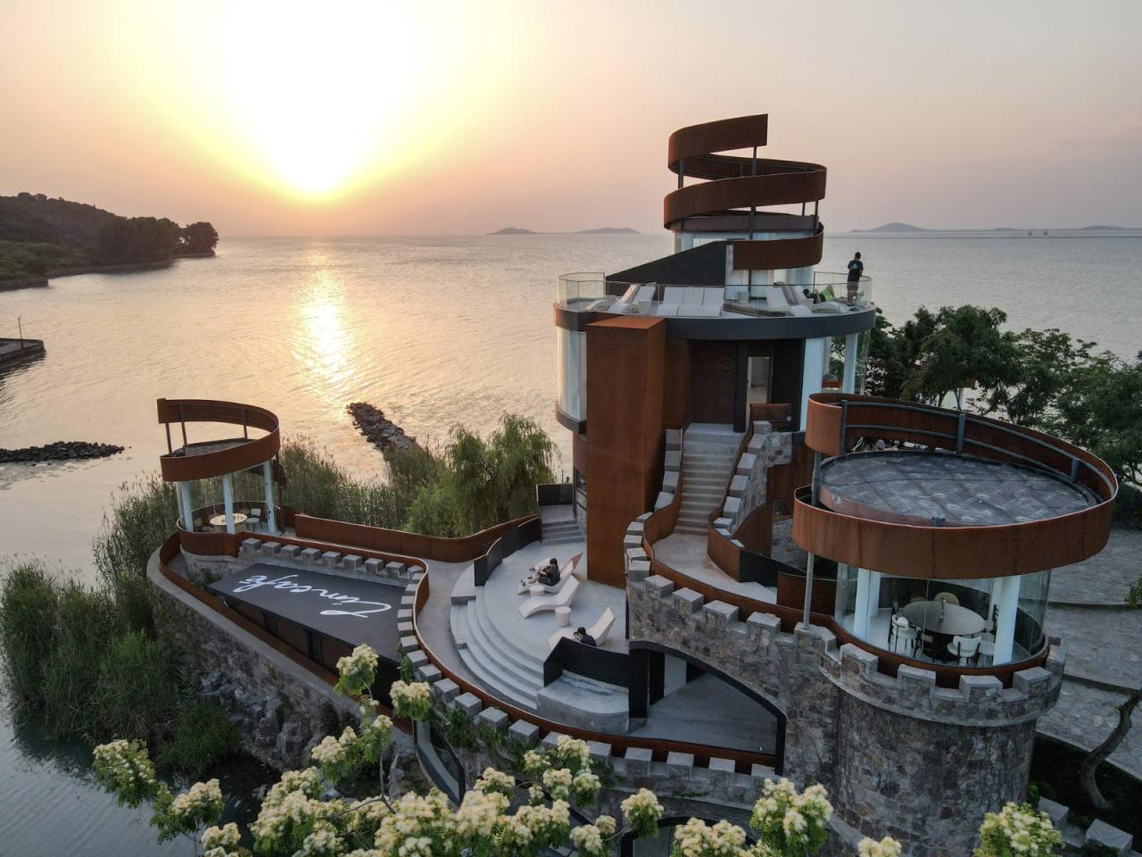 BIM建筑|太湖度假区凤凰台改造 / 平介设计