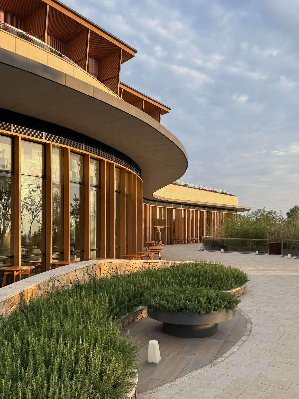 BIM建筑|“龙脊”- 地中海黑龙滩度假酒店 / AIM ARCHITECTURE