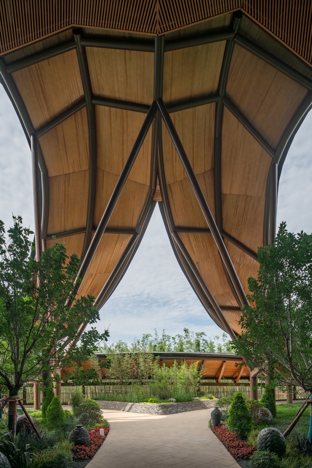 BIM建筑|“龙脊”- 地中海黑龙滩度假酒店 / AIM ARCHITECTURE