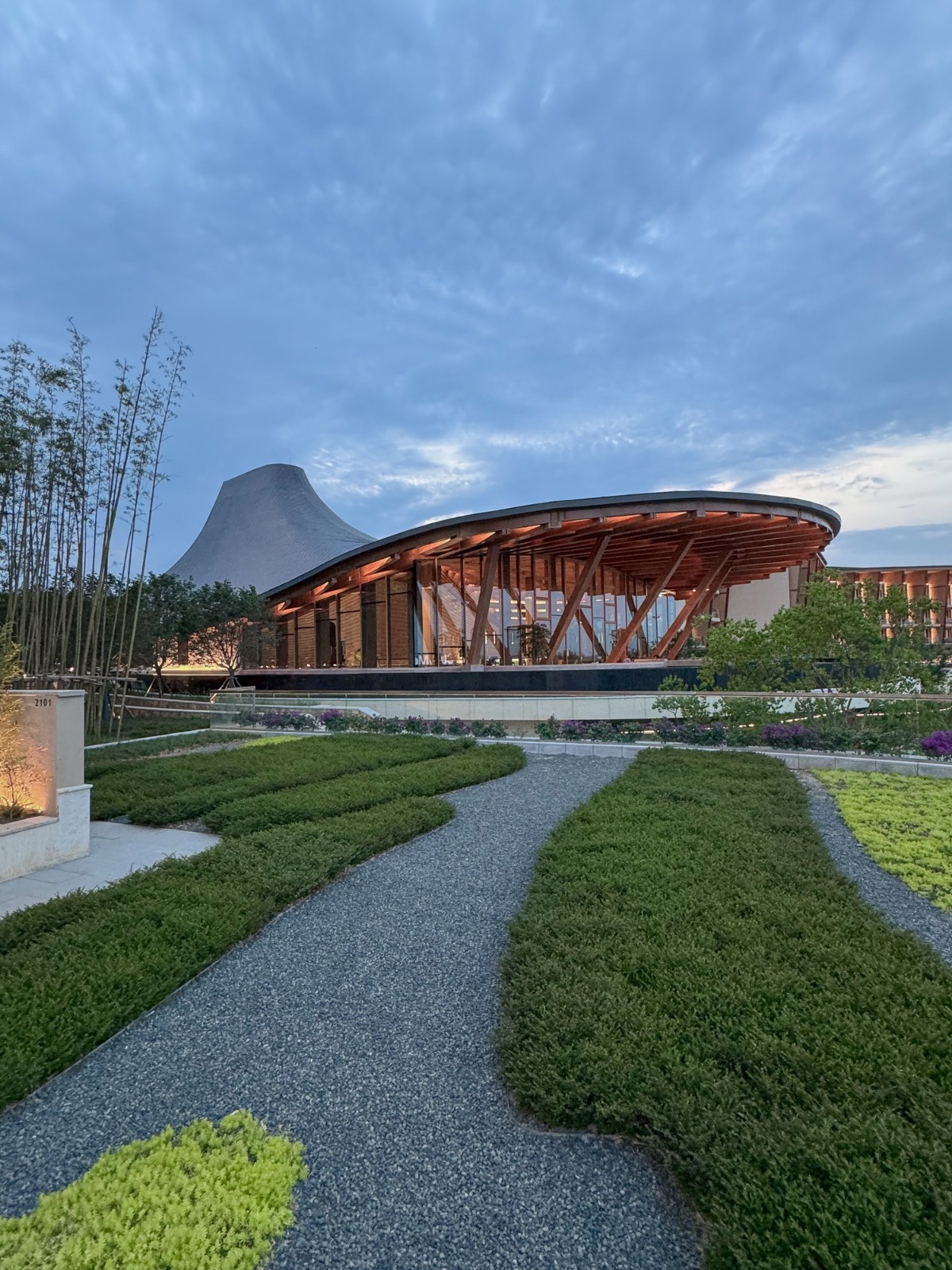 BIM建筑|“龙脊”- 地中海黑龙滩度假酒店 / AIM ARCHITECTURE