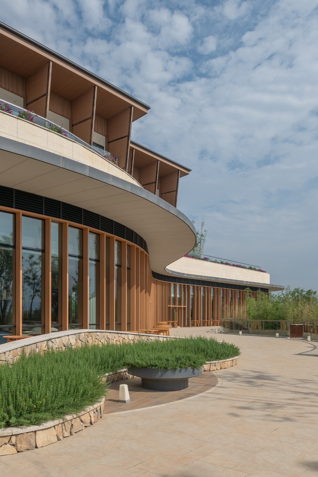 BIM建筑|“龙脊”- 地中海黑龙滩度假酒店 / AIM ARCHITECTURE